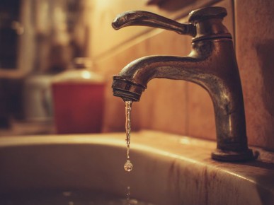 Как самостоятельно устранить течь в смесителе: простое руководство для каждого