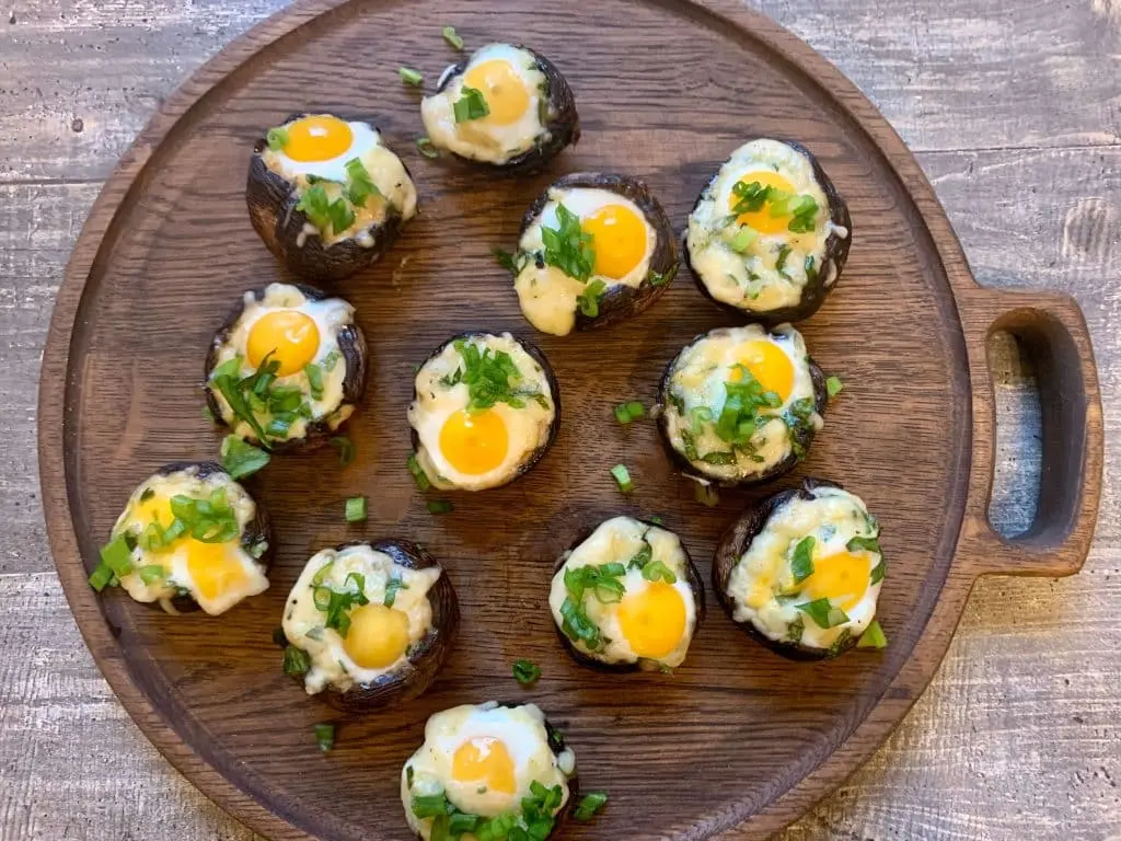 Вкусное великолепие: шампиньоны, фаршированные перепелиными яйцами