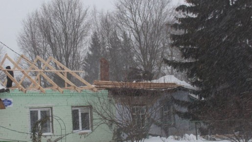 В Сараях из-за снегопада обрушилась крыша двухквартирного жилого дома