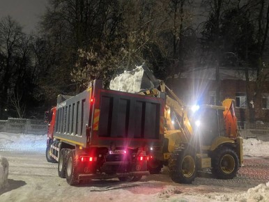 Продолжаются работы по очистке города от снега