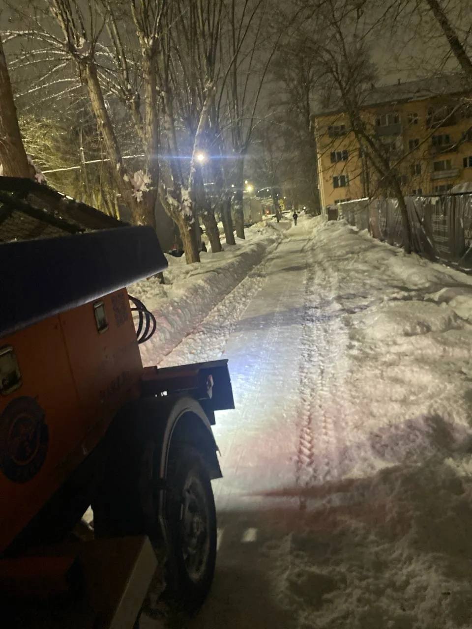 Продолжаются работы по очистке города от снега Продолжаются работы по очистке города от снега