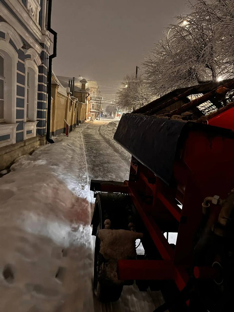 Продолжаются работы по очистке города от снега Продолжаются работы по очистке города от снега