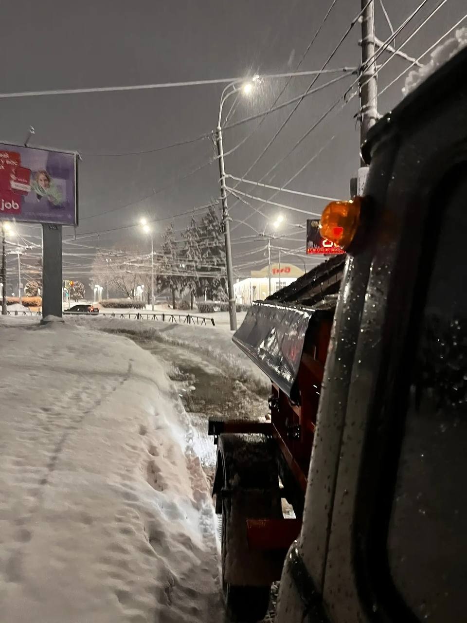 Продолжаются работы по очистке города от снега Продолжаются работы по очистке города от снега
