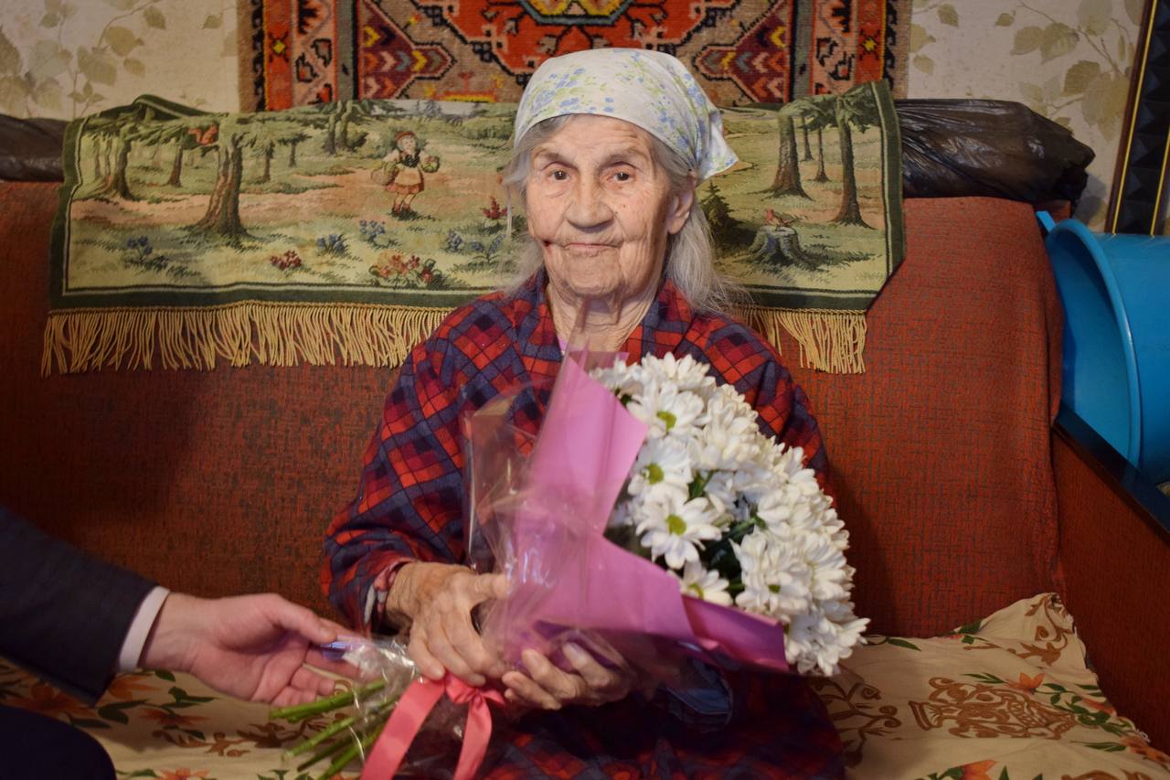 Руководители администрации поздравили тружениц тыла с юбилеями Руководители администрации поздравили тружениц тыла с юбилеями