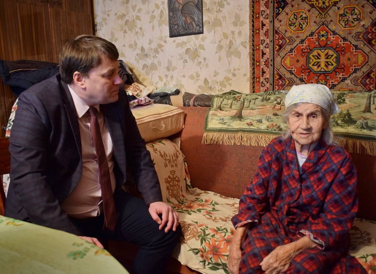 Руководители администрации поздравили тружениц тыла с юбилеями Руководители администрации поздравили тружениц тыла с юбилеями