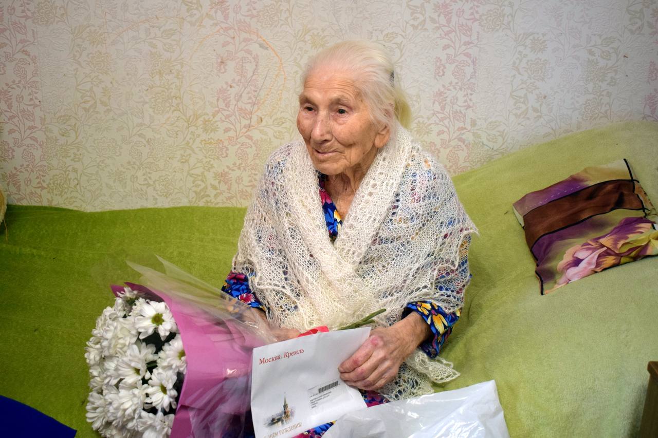 Руководители администрации поздравили тружениц тыла с юбилеями Руководители администрации поздравили тружениц тыла с юбилеями