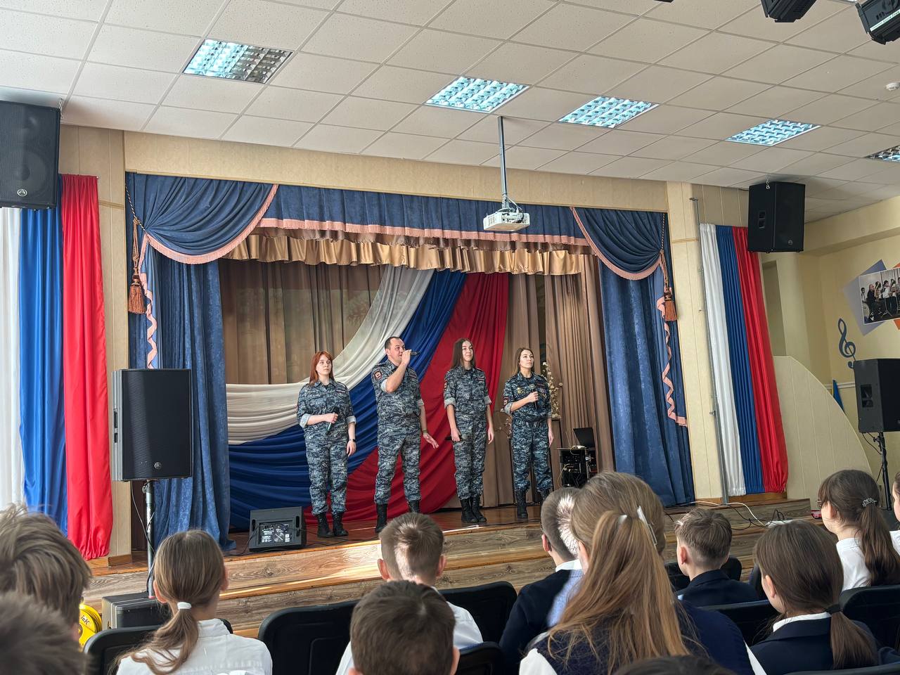 Рязанские полицейские провели профилактическую акцию в школе № 63 Рязанские полицейские провели профилактическую акцию в школе № 63