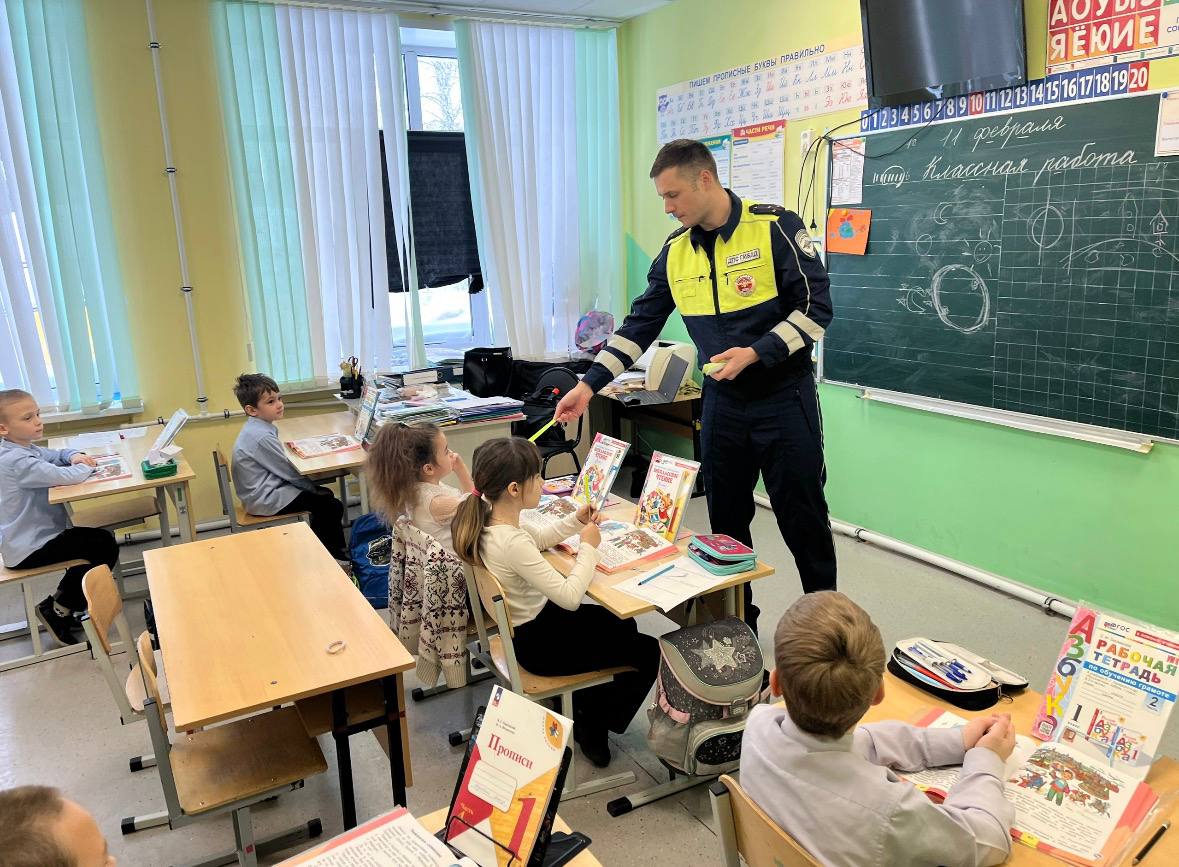 Сотрудником Госавтоинспекции ОМВД России по Рязанскому району, в рамках информационно-пропагандистских мероприятий «Верный шаг», проведена беседа с учащимися МБОУ «Семеновская ОШ», филиала «Екимовской СШ им. К.Г....