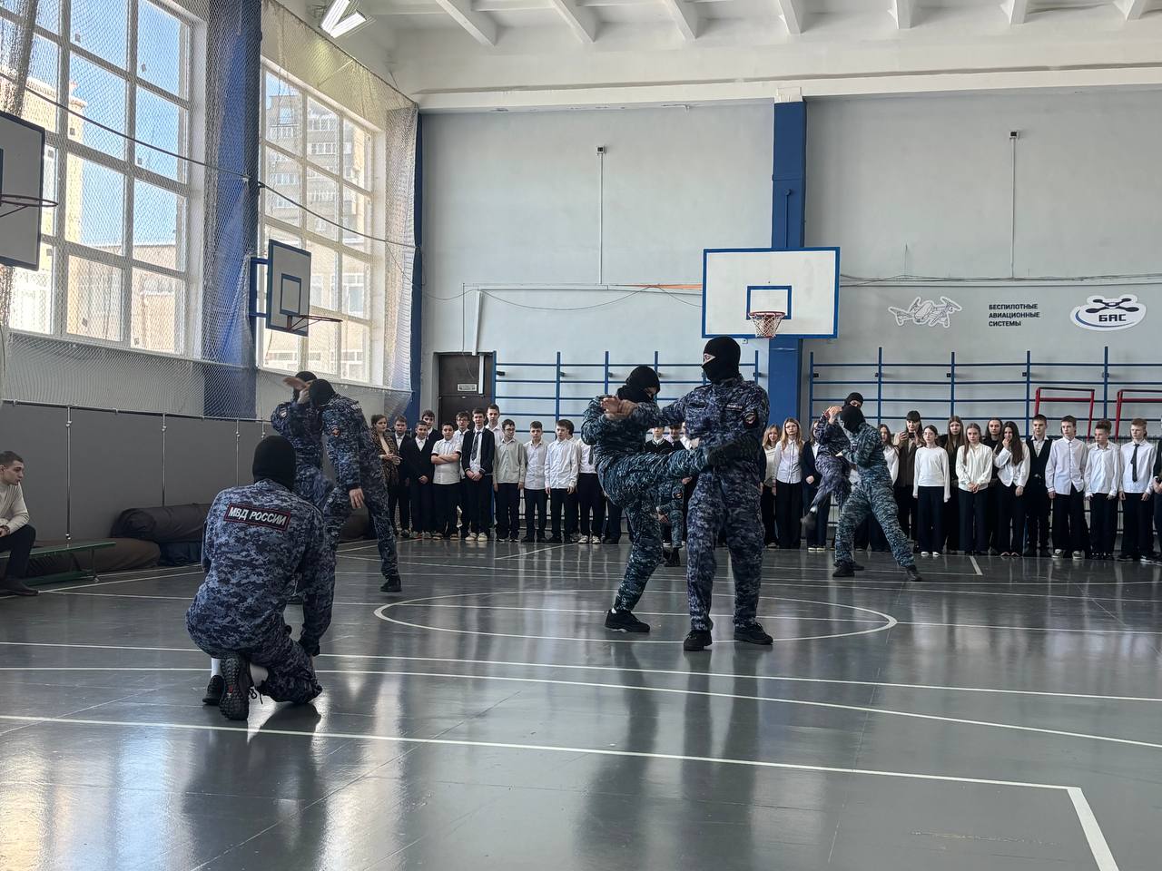 Рязанские полицейские провели профилактическую акцию в школе № 63 Рязанские полицейские провели профилактическую акцию в школе № 63