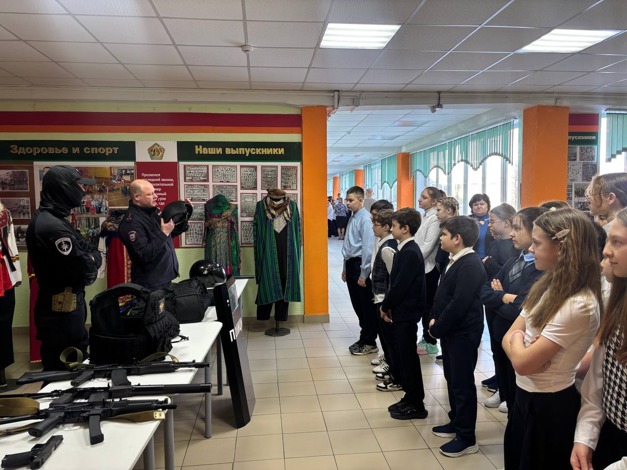 Рязанские полицейские провели профилактическую акцию в школе № 63 Рязанские полицейские провели профилактическую акцию в школе № 63