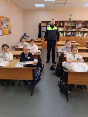 Сотрудники Госавтоинспекции ОМВД России «Шиловский», в рамках информационно-пропагандистских мероприятий «Верный шаг» провели профилактическую беседу со школьниками