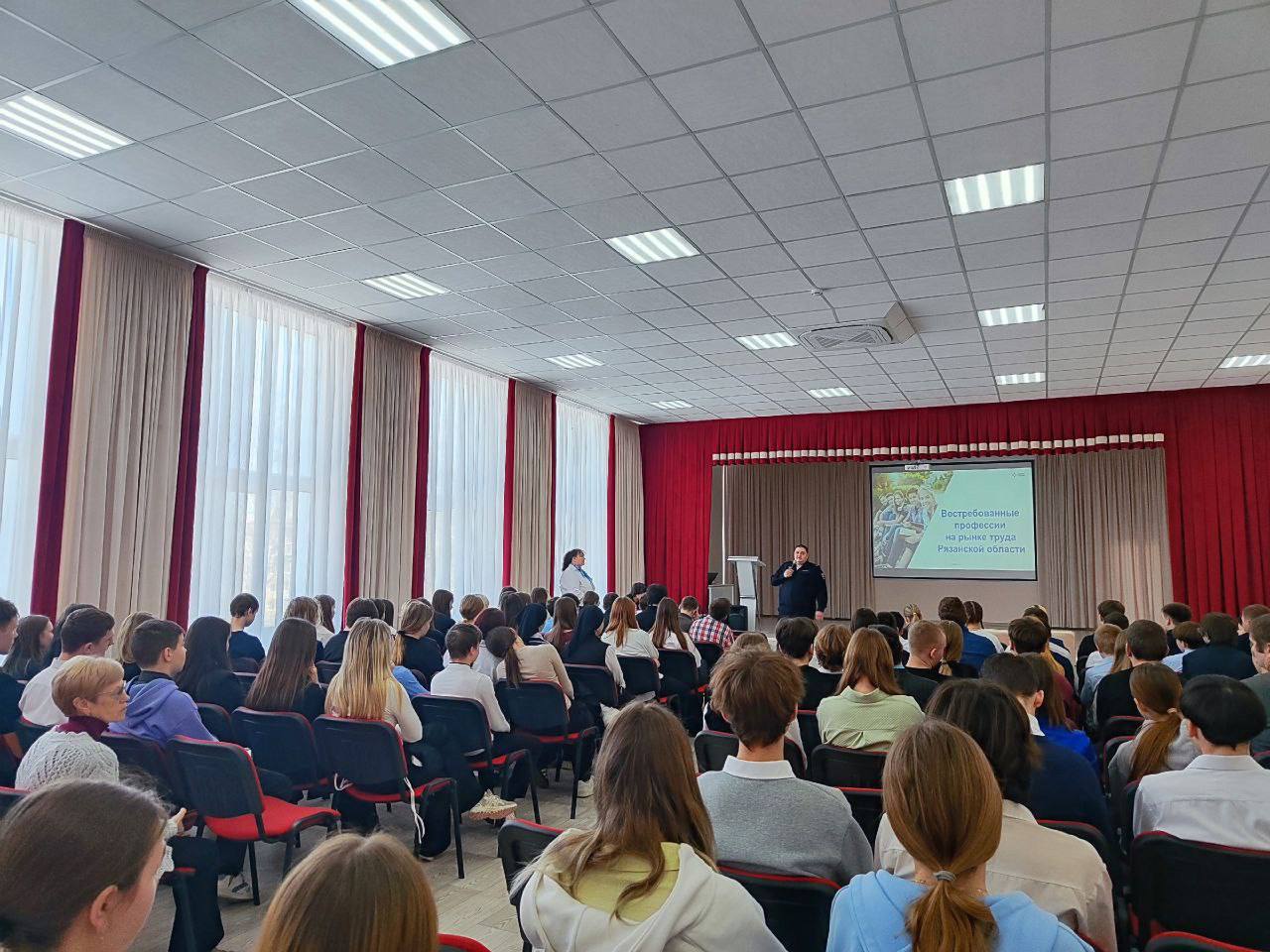 Полицейские провели урок мужества в школах города Кораблино