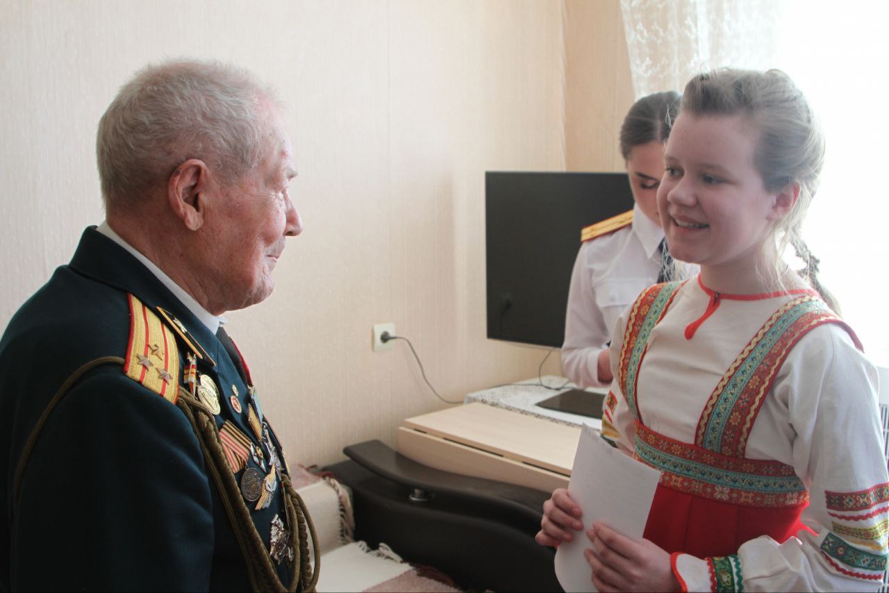 Сотрудники следственного управления вместе со школьниками поздравили ветерана войны Германа Николаевича Грибакина с Днем защитника Отечества Сотрудники следственного управления вместе со школьниками поздравили ветерана войны Германа Николаевича Грибакина с Днем защитника Отечества