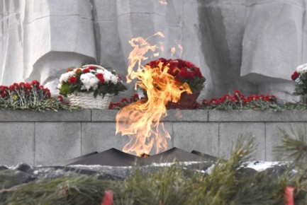 В Рязани возложили цветы к мемориалу на площади Победы