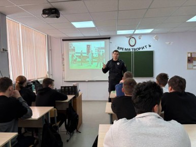 В Шилове в преддверии Дня защитника Отечества сотрудники полиции провели для детей «Урок мужества»