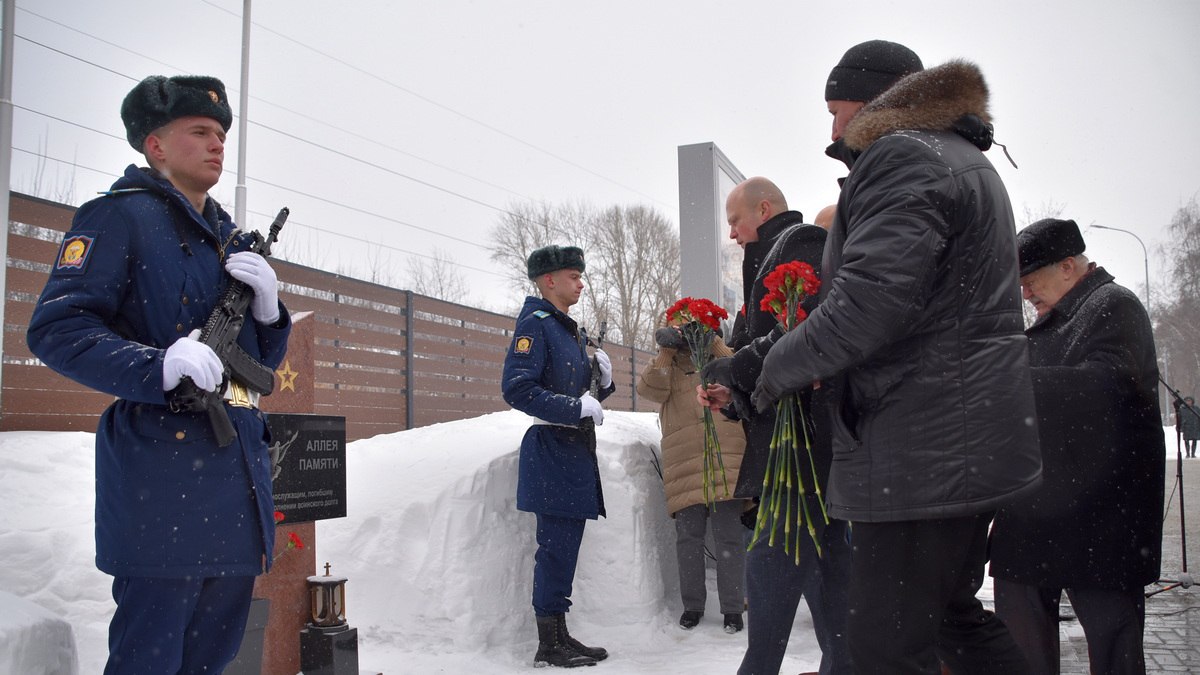 В Гвардейском сквере почтили память участников СВО В Гвардейском сквере почтили память участников СВО