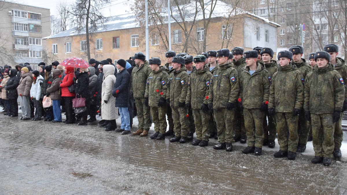 В Гвардейском сквере почтили память участников СВО В Гвардейском сквере почтили память участников СВО