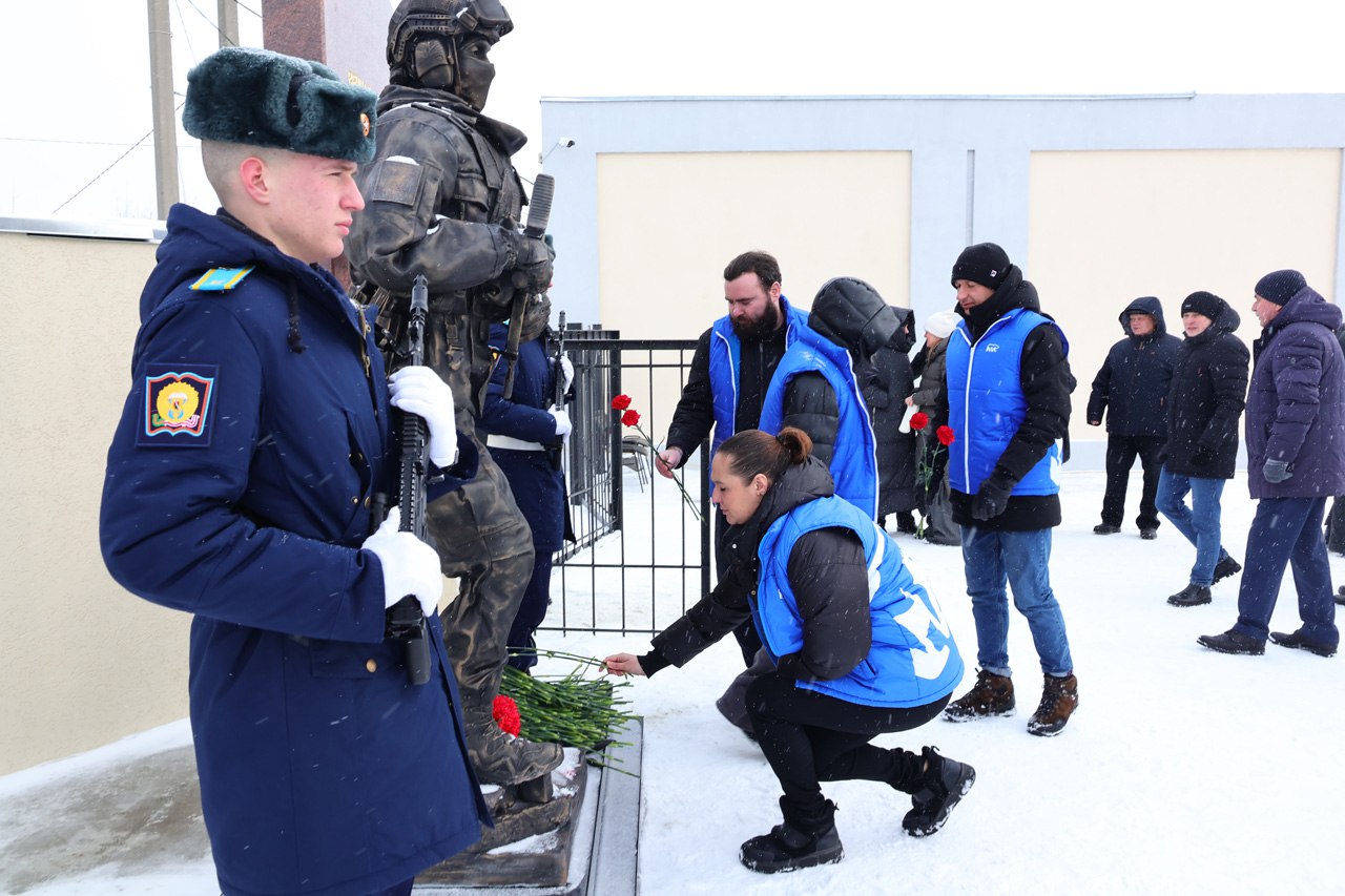 В Рязани возложили цветы в память о павших героях Отечества В Рязани возложили цветы в память о павших героях Отечества