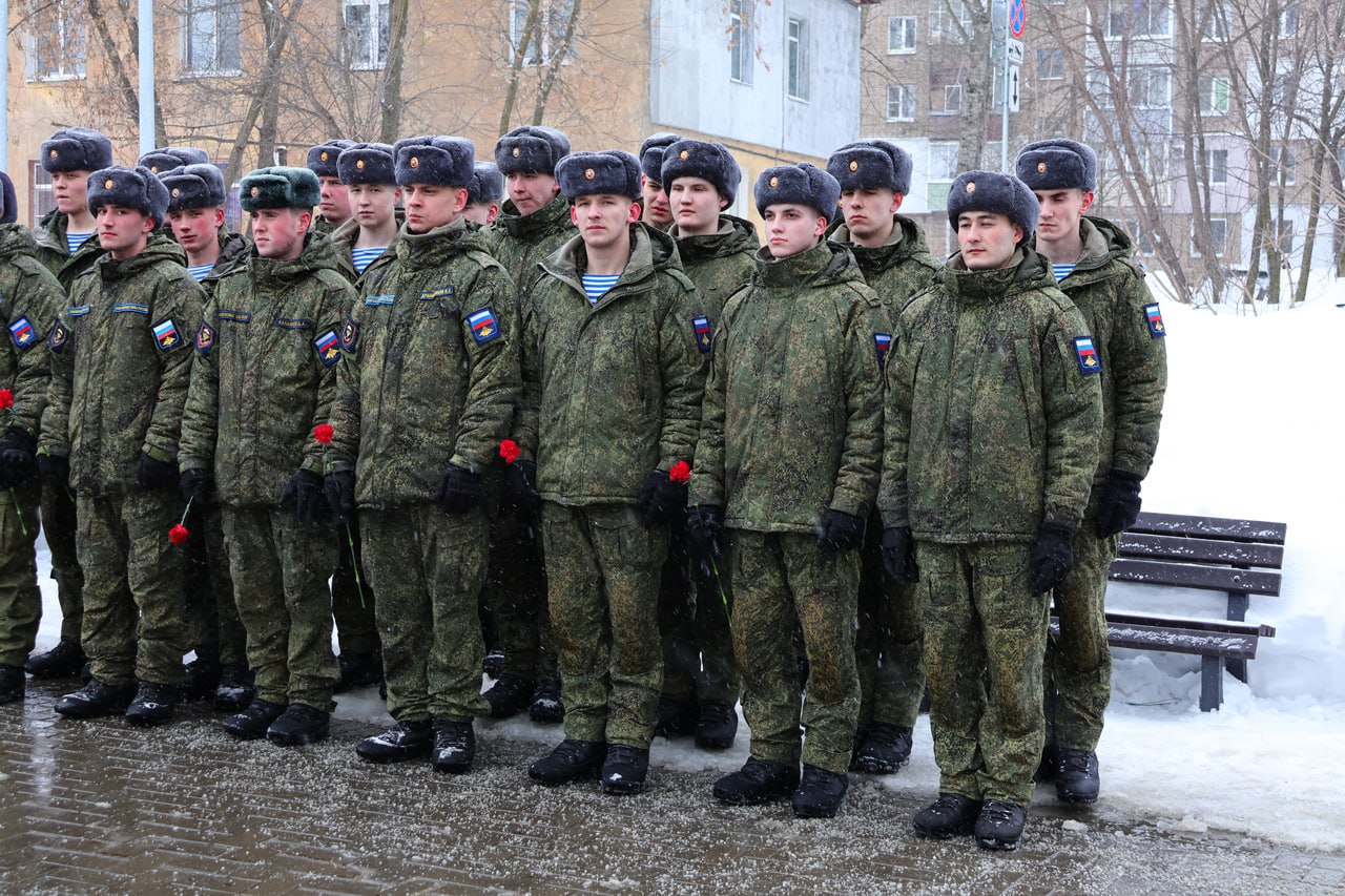 В Рязани возложили цветы в память о павших героях Отечества В Рязани возложили цветы в память о павших героях Отечества