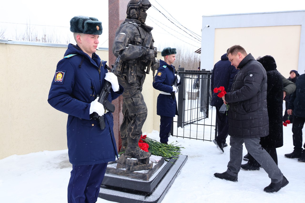 В Рязани возложили цветы в память о павших героях Отечества В Рязани возложили цветы в память о павших героях Отечества
