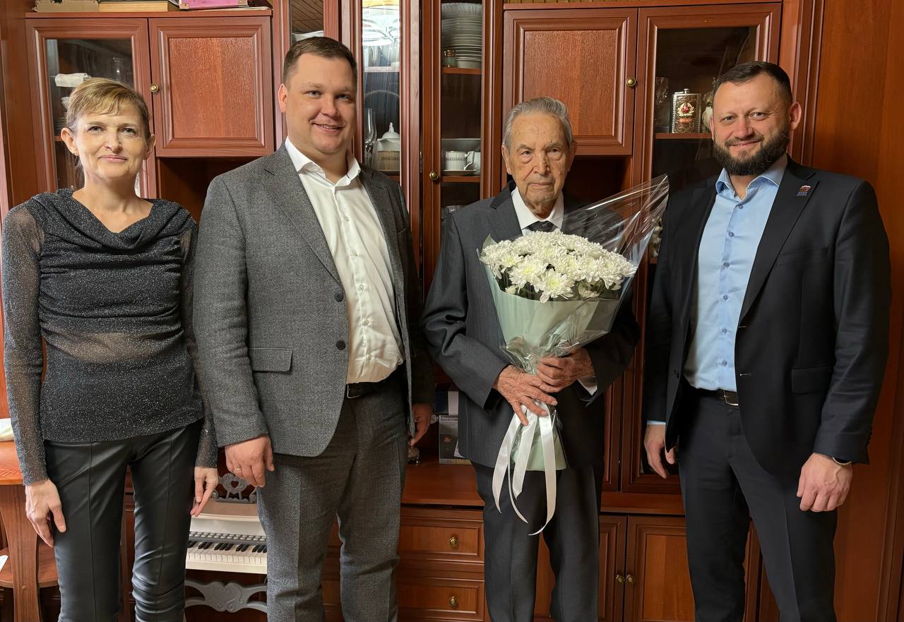 Сегодня с главой Рязанского округа Дмитрием Сергеевичем Хотенцевым поздравили Дмитрия Ивановича Иванова с днем рождения — ему исполнилось 103 года! Сегодня с главой Рязанского округа Дмитрием Сергеевичем Хотенцевым поздравили Дмитрия Ивановича Иванова с днем рождения — ему исполнилось 103 года!