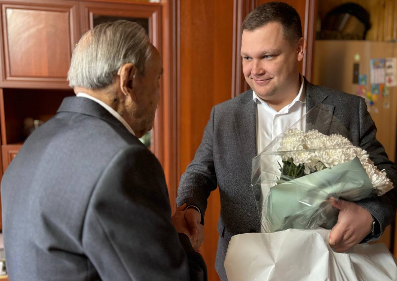 Сегодня с главой Рязанского округа Дмитрием Сергеевичем Хотенцевым поздравили Дмитрия Ивановича Иванова с днем рождения — ему исполнилось 103 года!