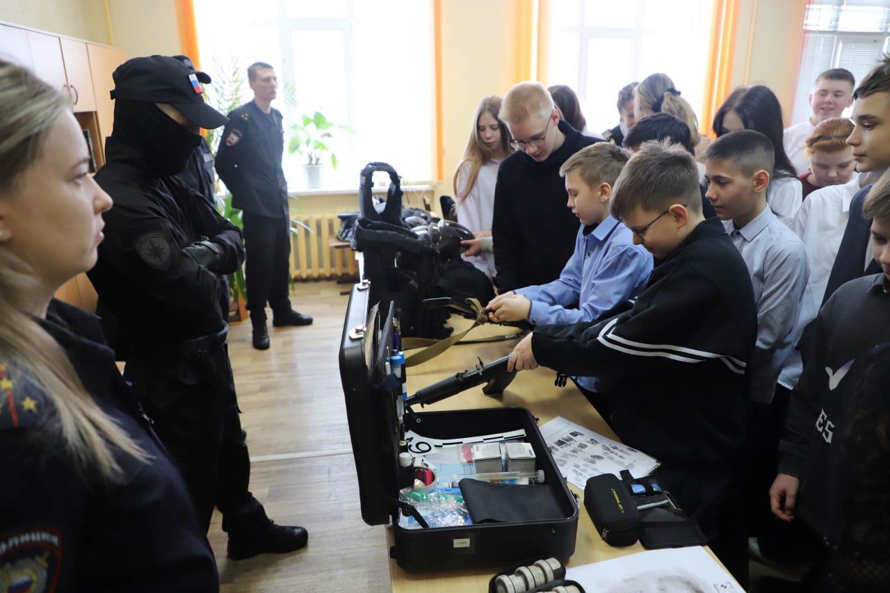 Полицейские провели в школе №11 города Рязани масштабную акцию «Рязань – наш безопасный дом» Полицейские провели в школе №11 города Рязани масштабную акцию «Рязань – наш безопасный дом»