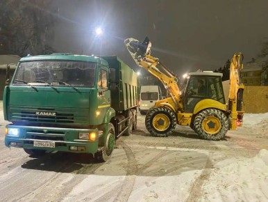Продолжаем вывозить снег — работы проводим преимущественно в ночное время, чтобы минимизировать неудобства для горожан