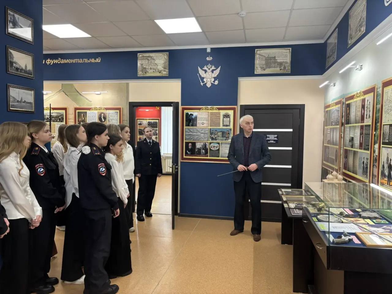 Рязанские полицейские провели для кадетов урок истории и профориентации