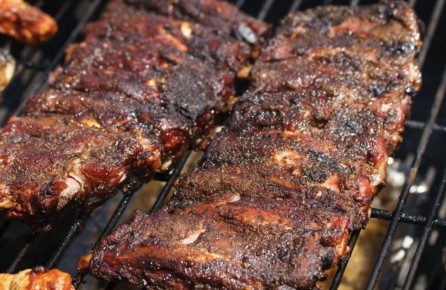 Ароматные свиные ребрышки на мангале