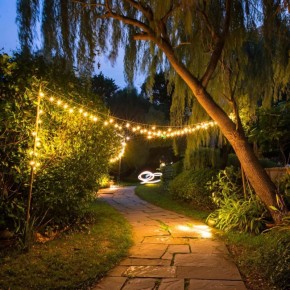 Как создать волшебное освещение в саду с помощью солнца