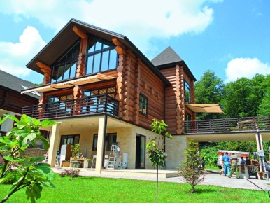 Возрождение почерневшего сруба: разумный выбор или неудачное вложение?