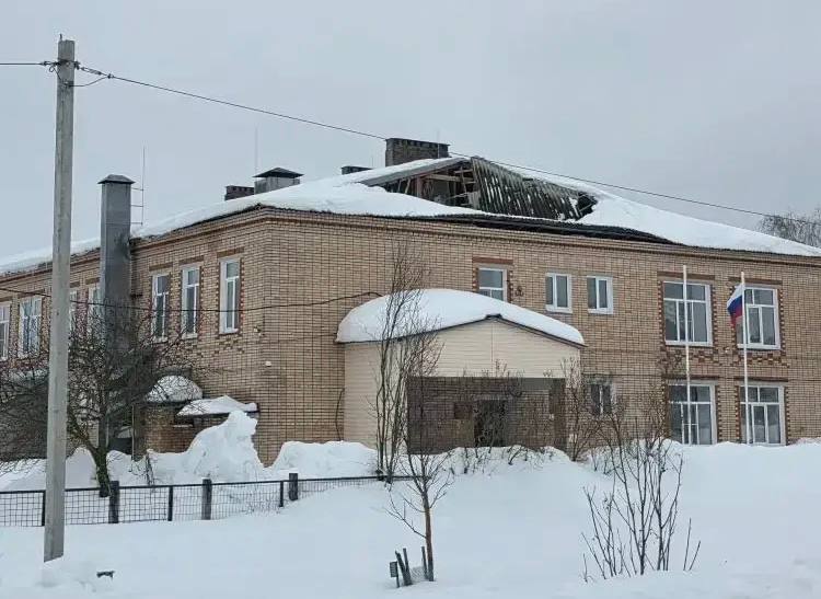 По поручению прокурора Рязанской области Дмитрия Коданёва Касимовская межрайонная прокуратура организовала проверку по факту обрушения крыши в детском саду, расположенном в д. Новая Деревня