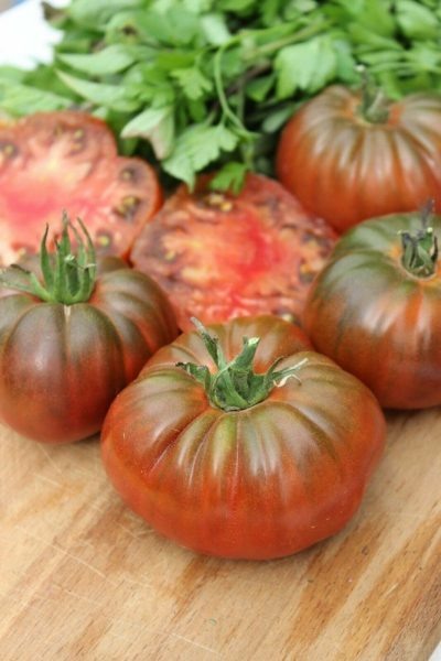 Томат Микадо коричневый: вкусный деликатес с шоколадным оттенком