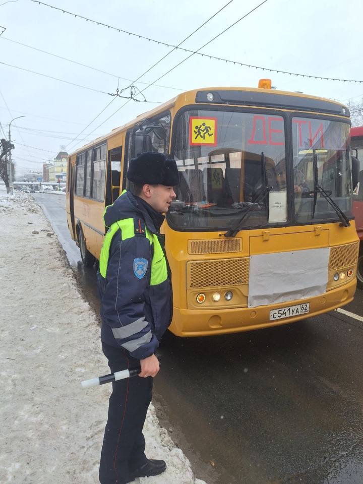 В Рязани сотрудники Центра ДиТН и ПБДД Госавтоинспекции УМВД России провели очередную проверку школьных автобусов, которые занимаются перевозкой детей в учебные заведения