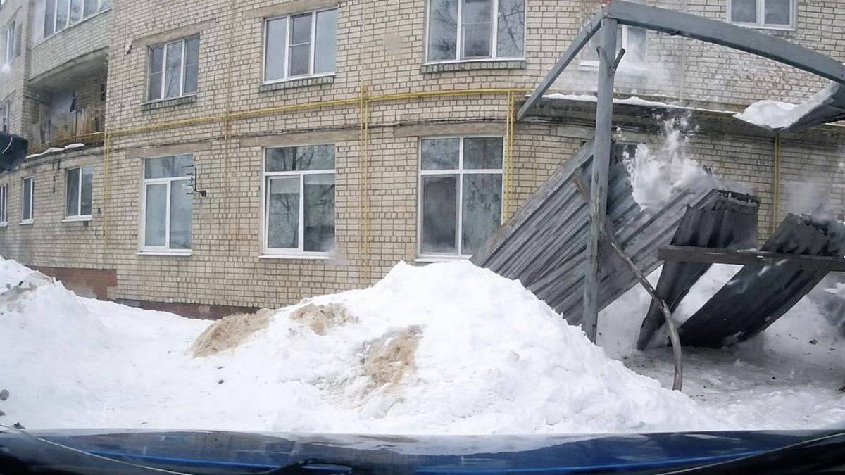 Уголовное дело возбудили после обрушения козырька подъезда дома в поселке Варские Рязанского округа