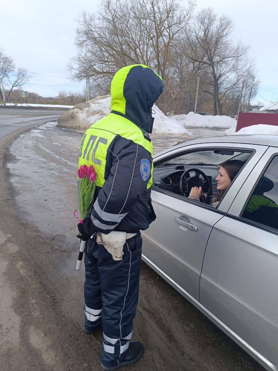 Сотрудники Госавтоинспекции на территории всего региона продолжают поздравлять женщин в рамках акции «Цветы для автоледи» Сотрудники Госавтоинспекции на территории всего региона продолжают поздравлять женщин в рамках акции «Цветы для автоледи»