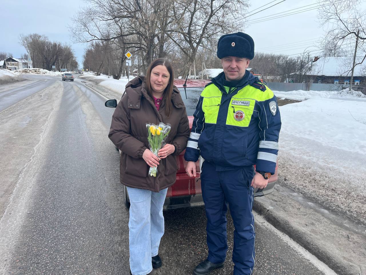Сотрудники Госавтоинспекции на территории всего региона продолжают поздравлять женщин в рамках акции «Цветы для автоледи» Сотрудники Госавтоинспекции на территории всего региона продолжают поздравлять женщин в рамках акции «Цветы для автоледи»