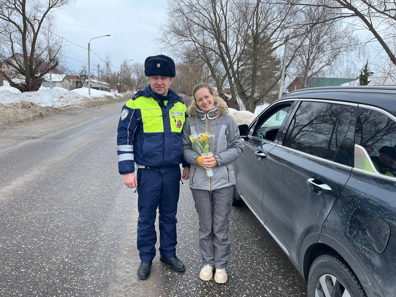 Сотрудники Госавтоинспекции на территории всего региона продолжают поздравлять женщин в рамках акции «Цветы для автоледи» Сотрудники Госавтоинспекции на территории всего региона продолжают поздравлять женщин в рамках акции «Цветы для автоледи»