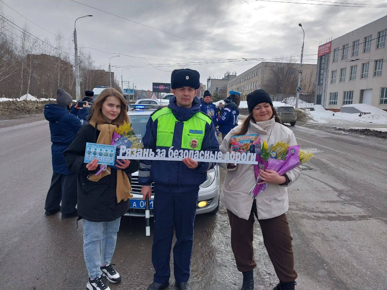 Сотрудники Госавтоинспекции на территории всего региона продолжают поздравлять женщин в рамках акции «Цветы для автоледи»