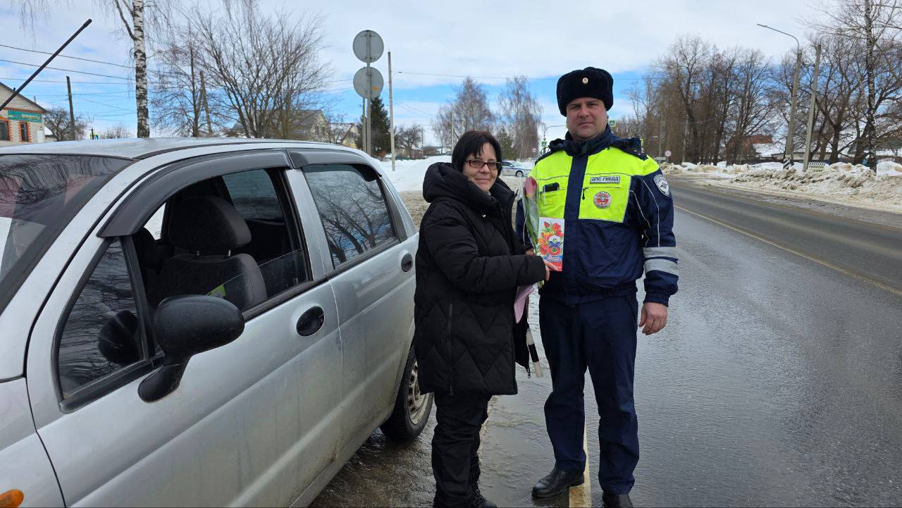 Сотрудники Госавтоинспекции на территории всего региона продолжают поздравлять женщин в рамках акции «Цветы для автоледи» Сотрудники Госавтоинспекции на территории всего региона продолжают поздравлять женщин в рамках акции «Цветы для автоледи»