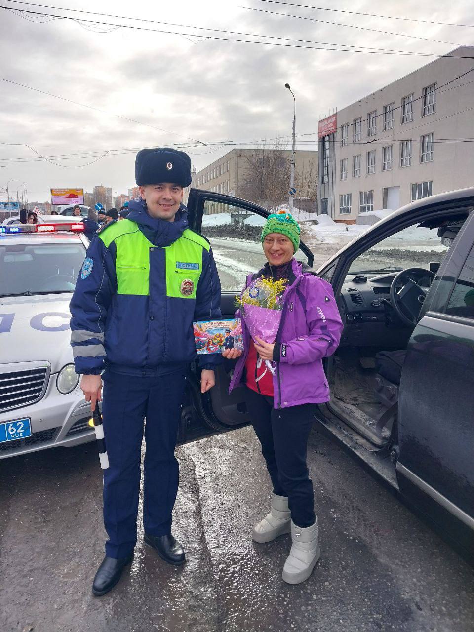 Сотрудники Госавтоинспекции на территории всего региона продолжают поздравлять женщин в рамках акции «Цветы для автоледи» Сотрудники Госавтоинспекции на территории всего региона продолжают поздравлять женщин в рамках акции «Цветы для автоледи»