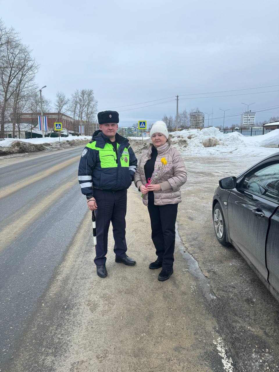 Сотрудники Госавтоинспекции на территории всего региона продолжают поздравлять женщин в рамках акции «Цветы для автоледи» Сотрудники Госавтоинспекции на территории всего региона продолжают поздравлять женщин в рамках акции «Цветы для автоледи»