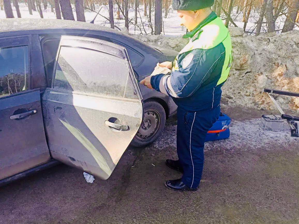 Сегодня сотрудники Госавтоинспекции в Спасском районе оказали пострадавшему в ДТП первую помощь