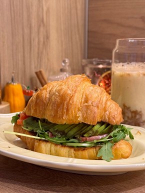 Соблазнительный завтрак: круассан с форелью и яйцом пашот