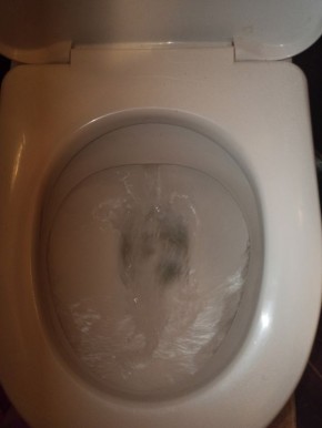 Как легко и быстро справиться с ржавыми пятнами в унитазе: пять простых методов