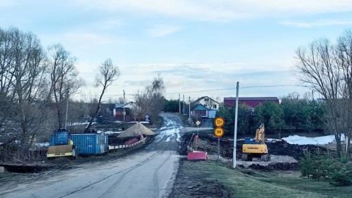 На улице Подгорной в Захарове приступили к ремонту моста через ручей