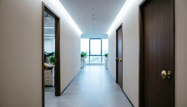 Конституционный Суд уточнил правила применения кадровых санкций: надбавки за квалификацию нельзя отменять бессрочно