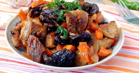 Мягкая говядина с черносливом и медом: идеальный рецепт для уютного вечера