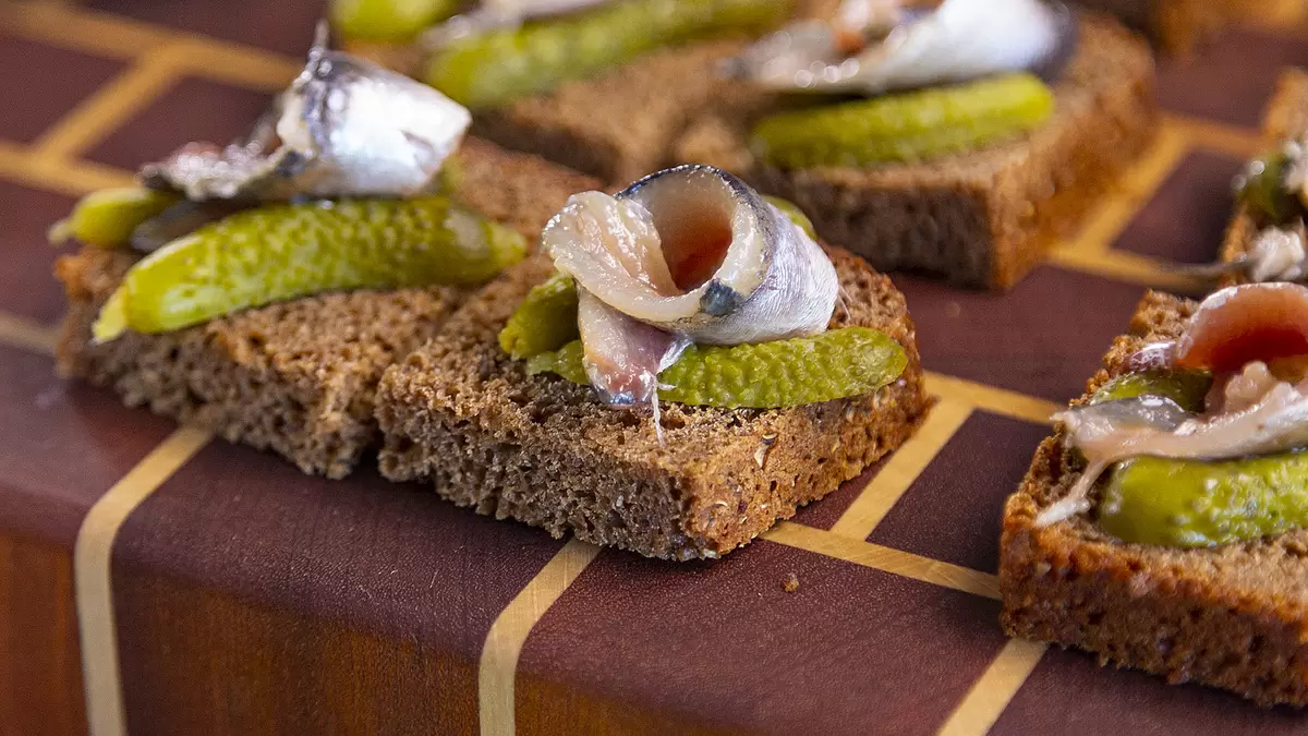 Невероятно вкусные бутерброды с килькой: простота и радость в каждой порции
